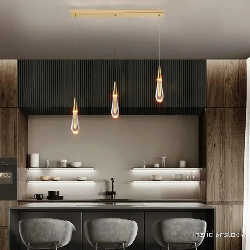 Pendellampa i droppformat glas – modern klunga som taklampa Pendellampa i droppformat glas – modern klunga som taklampa