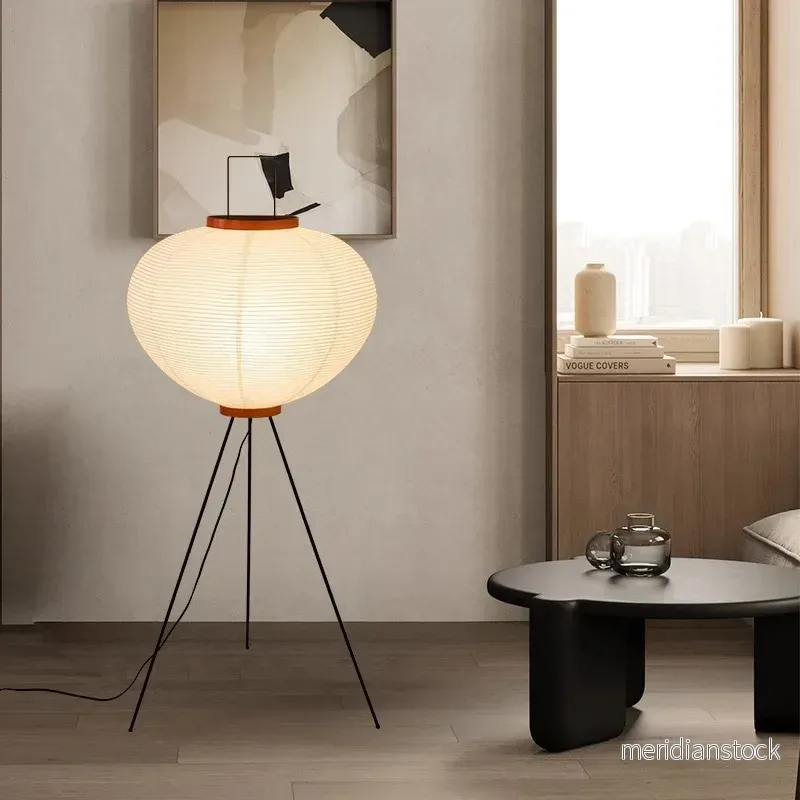 Golvlampa i rispapper – Noguchi Akari i minimalistisk vintagestil Golvlampa i rispapper – Noguchi Akari i minimalistisk vintagestil