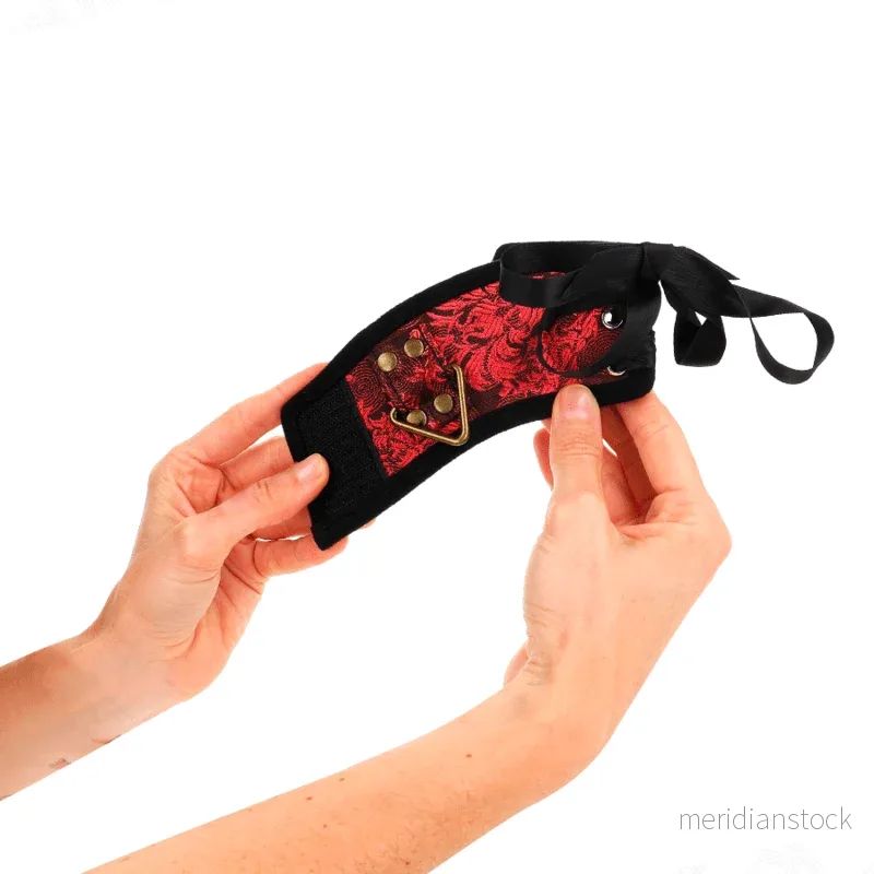 KINK - SCANDAL WRIST RESTRAINTS RED-BLACK LACE DETAILS 24.5 CM X 6.5 CM - Bild 3