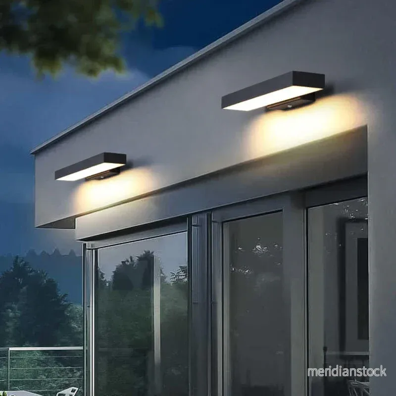 Utomhusvägglampa Solstice – linjär LED med rörelsesensor för fasad och trädgård