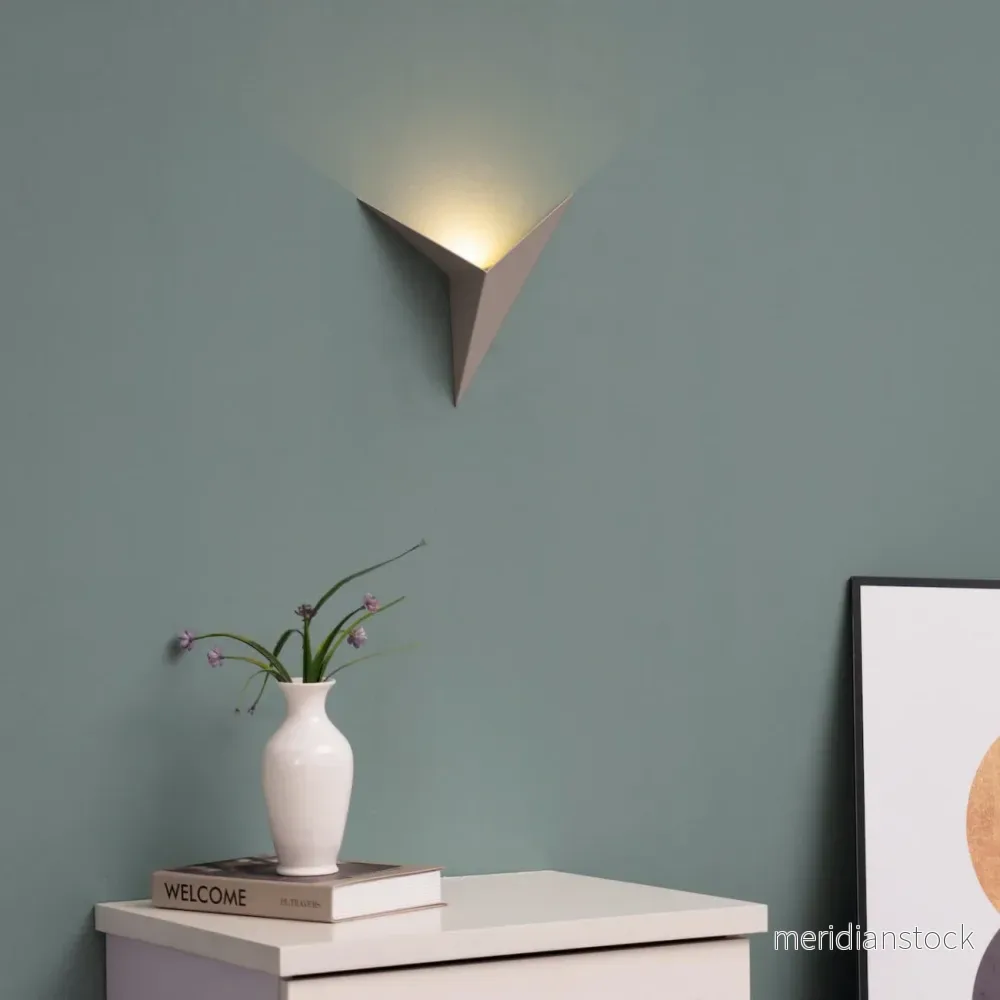 Modern triangulär vägglampa - TrigoLux