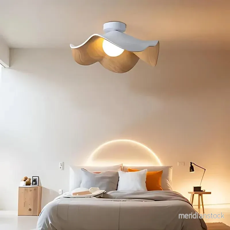 Taklampa i trä – japandi plafond i svart eller vit, skandinavisk design