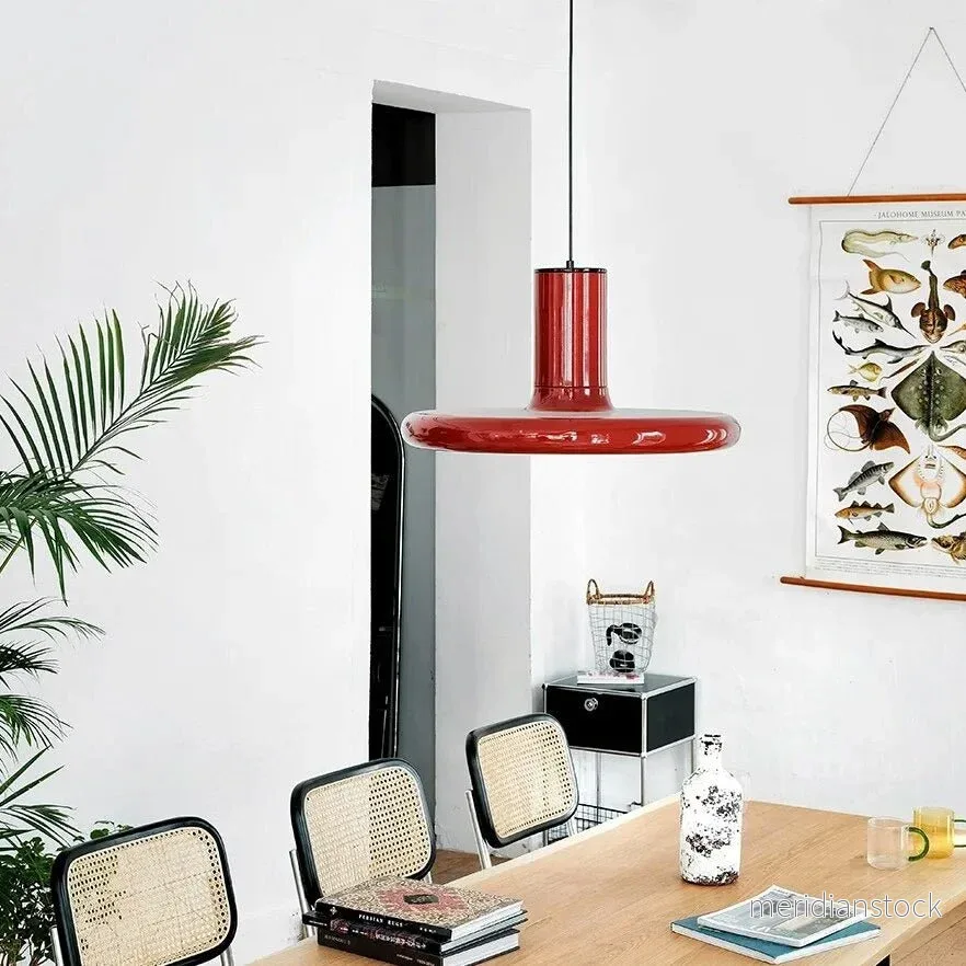 Pendellampa i mörkröd retrodesign – tefatsformad taklampa Pendellampa i mörkröd retrodesign – tefatsformad taklampa