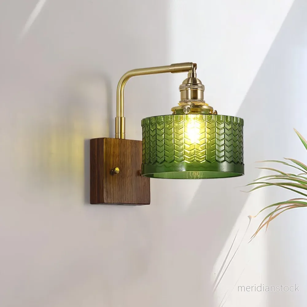Vägglampa i grönt glas – rustik design med träbas - Bild 2