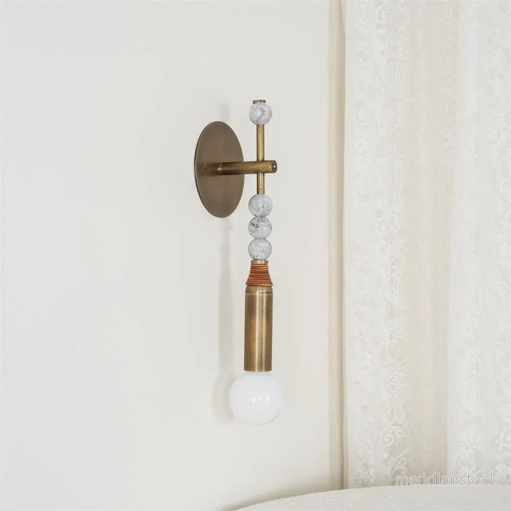 Vägglampa i marmor och mässing – Persepolisinspirerad design Vägglampa i marmor och mässing – Persepolisinspirerad design