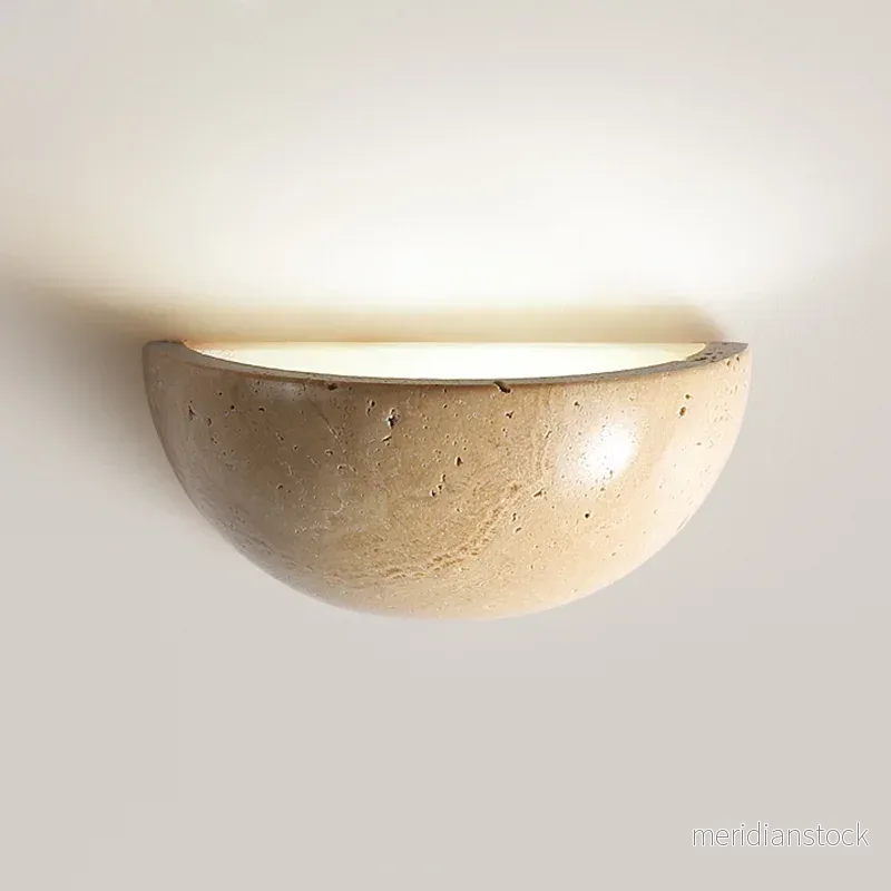 Vägglampa LED i travertin – minimalistisk stenlampa i naturmaterial Vägglampa LED i travertin – minimalistisk stenlampa i naturmaterial