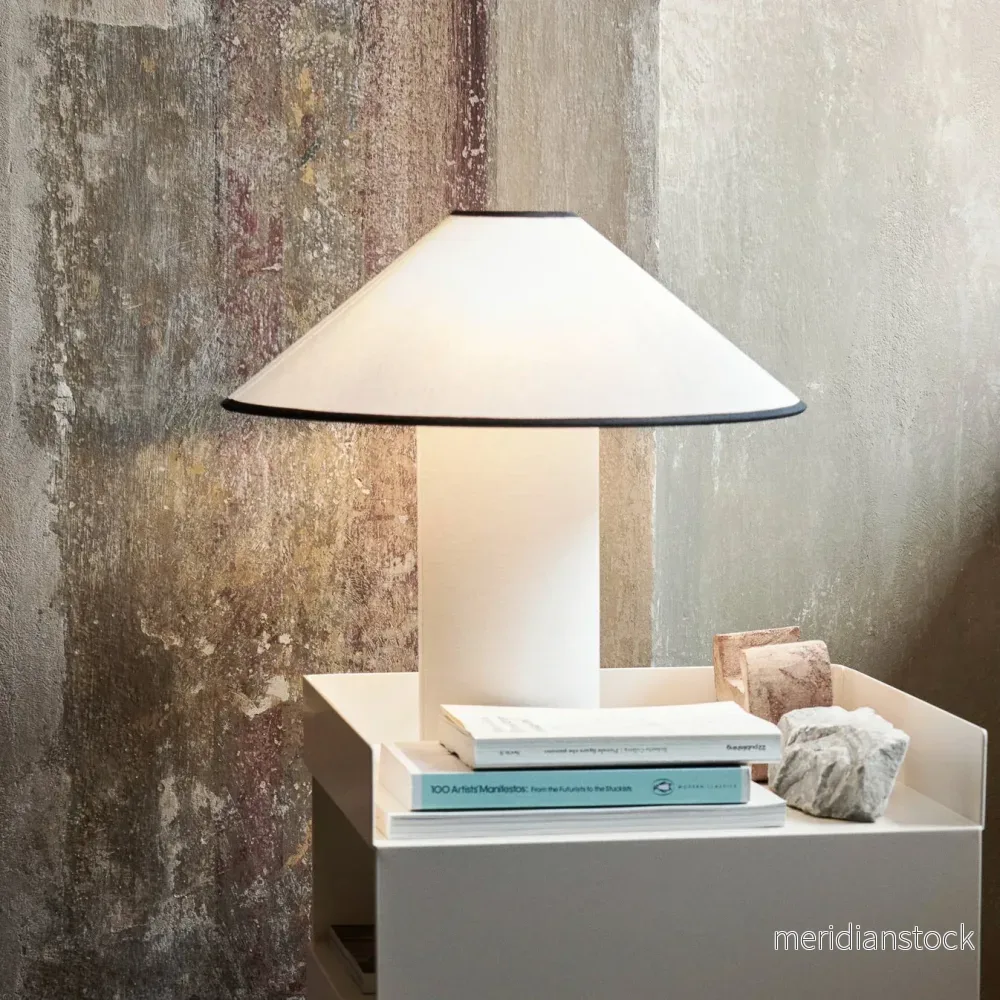 Bordslampa med tygskärm – Lunara Bordslampa med tygskärm – Lunara