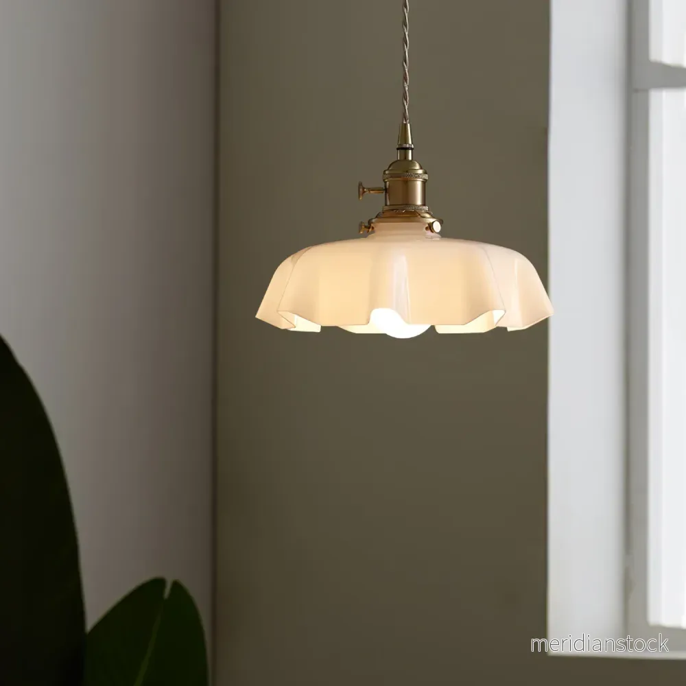 Pendellampa i glas – modern design med böljande kant - Bild 3