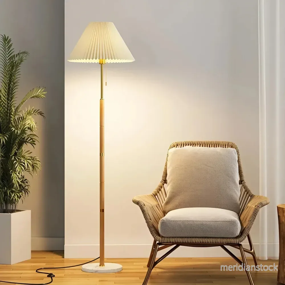 Golvlampa i marmor och trä – modern design med varmt ljus Golvlampa i marmor och trä – modern design med varmt ljus