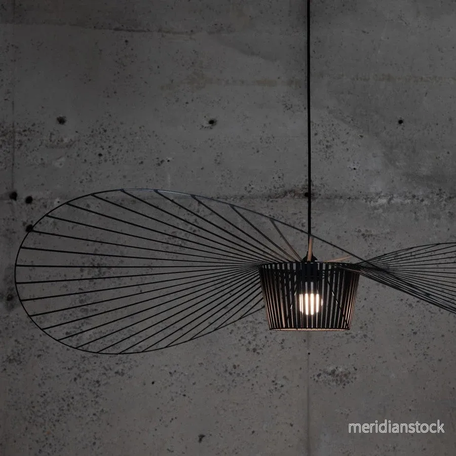 Taklampa Vertigo – skulptural böjd pendellampa i modern statementdesign - Bild 3