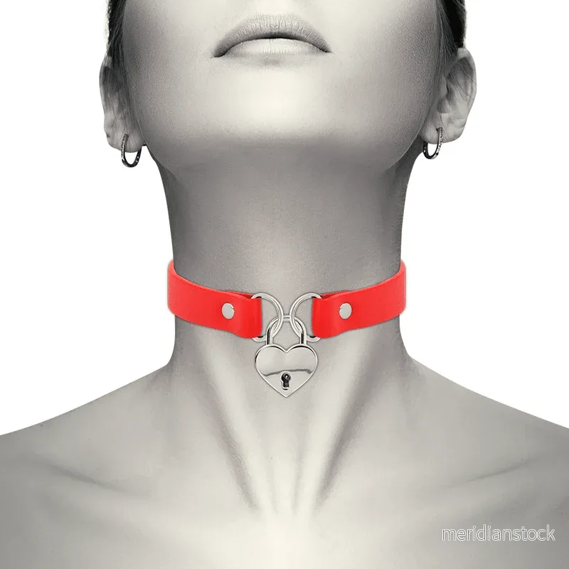 COQUETTE CHIC DESIRE - RED VEGAN LEATHER NECKLACE WITH HEART ACCESSORY WITH KEY - Bild 2
