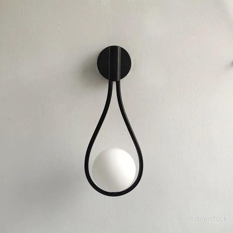 Vägglampa i glas – droppformad glaskula i modern nordisk design Vägglampa i glas – droppformad glaskula i modern nordisk design