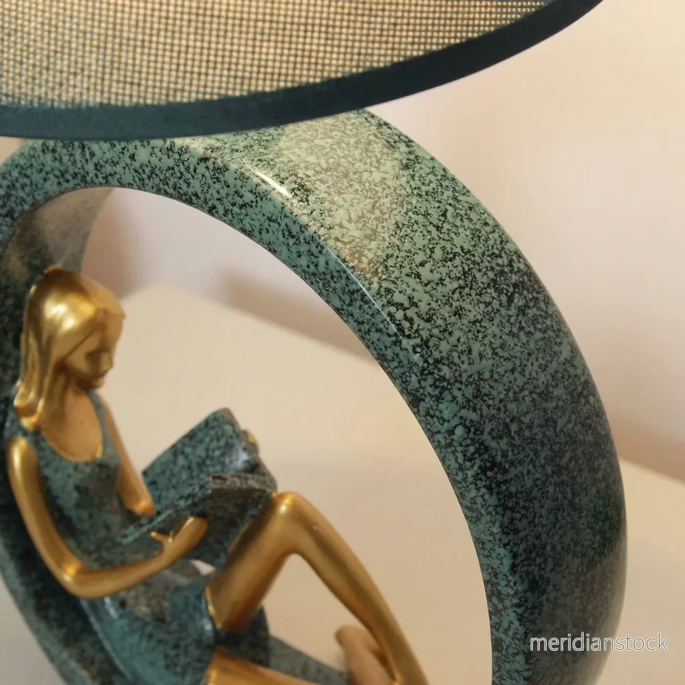 Bordslampa med skulptural fot - Readelle