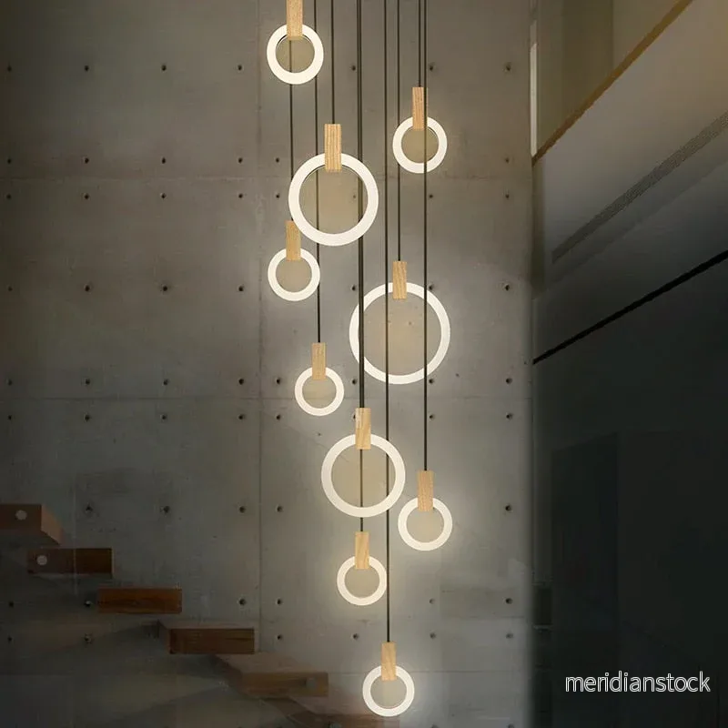 Ljuskrona Halo – modern LED-pendellampa i pilträ med varmt ljus för trapphus Ljuskrona Halo – modern LED-pendellampa i pilträ med varmt ljus för trapphus