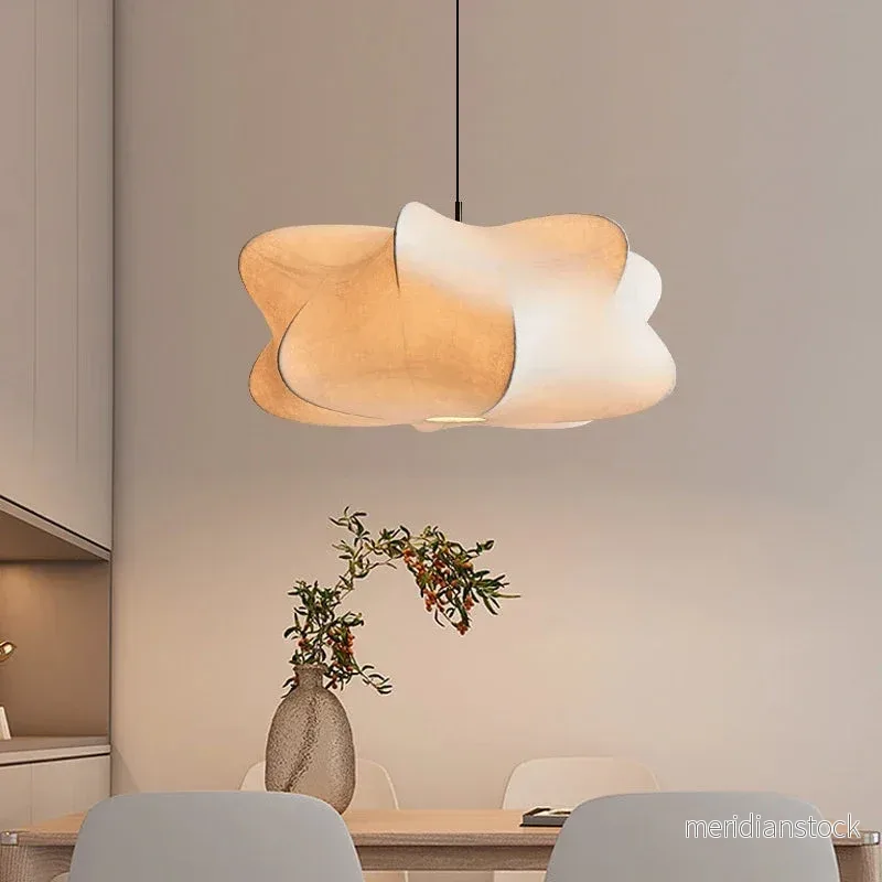 Pendellampa i siden – japansk wabi-sabi taklampa i minimalistisk stil Pendellampa i siden – japansk wabi-sabi taklampa i minimalistisk stil