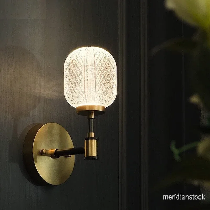 Vägglampa i kristallakryl – vintage sänglampa i mässing Vägglampa i kristallakryl – vintage sänglampa i mässing