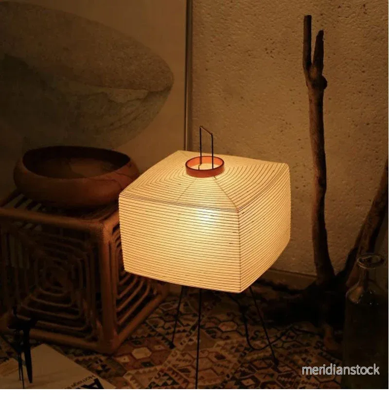 Golvlampa i rispapper med trefot – japansk wabi-sabi-design - Bild 2