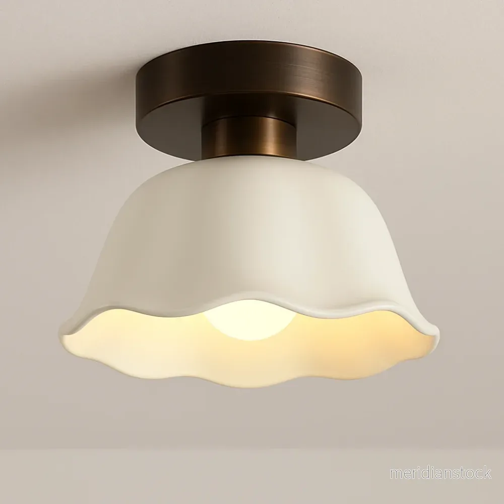 Taklampa i keramik och glas – halvinfälld plafond med varmt sken i elfenben