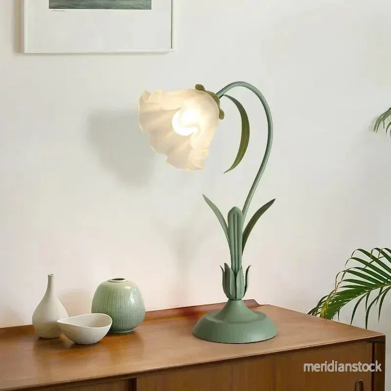 Sänglampa i fransk vintagestil – bordslampa med blomdesign