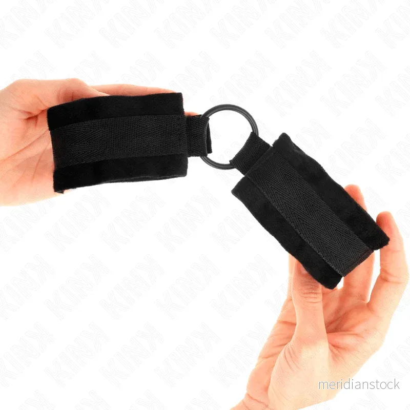 KINK - BEGINNER FUR HAND CUFFS 25 CM WITH O-RING 4 CM BLACK ADJUSTABLE 15-25 CM - Bild 3