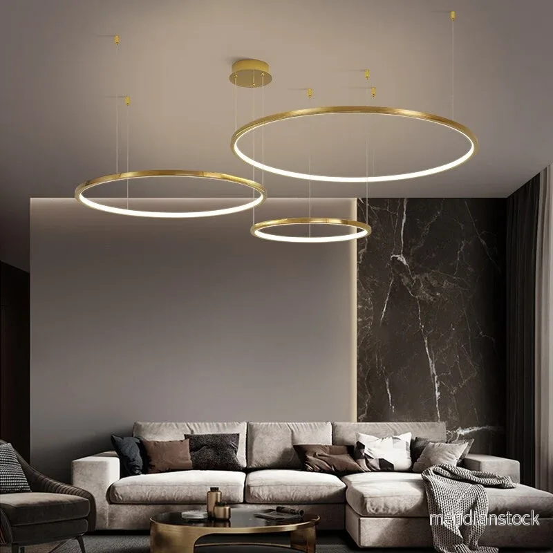 Ljuskrona Coterie LED – minimalistisk ringpendel i guld Ljuskrona Coterie LED – minimalistisk ringpendel i guld