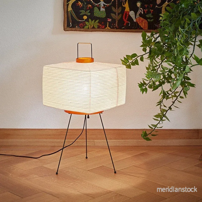 Golvlampa i rispapper med trefot – japansk wabi-sabi-design Golvlampa i rispapper med trefot – japansk wabi-sabi-design