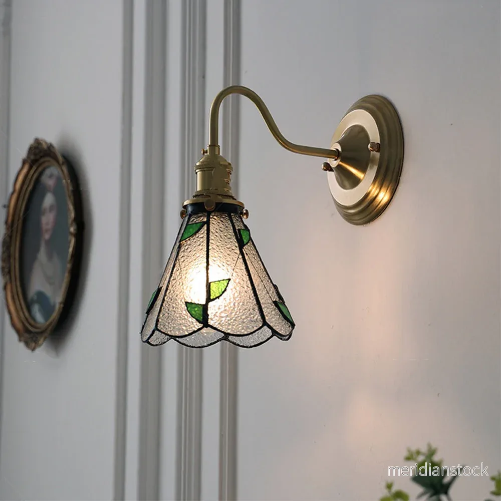 Vägglampa i glas – vintagedesign i mässing för vardagsrum och sovrum
