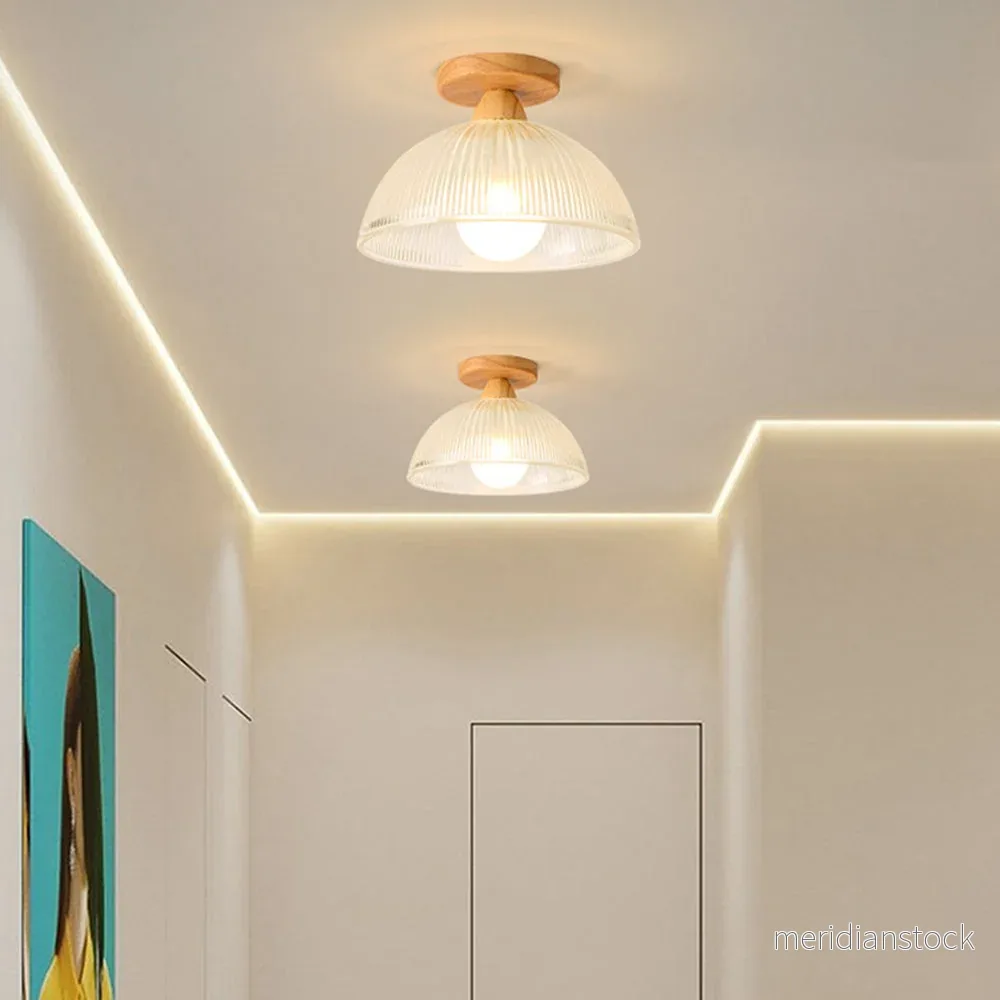 Taklampa i trä och räfflat glas – halvinfälld plafond för hall och sovrum Taklampa i trä och räfflat glas – halvinfälld plafond för hall och sovrum