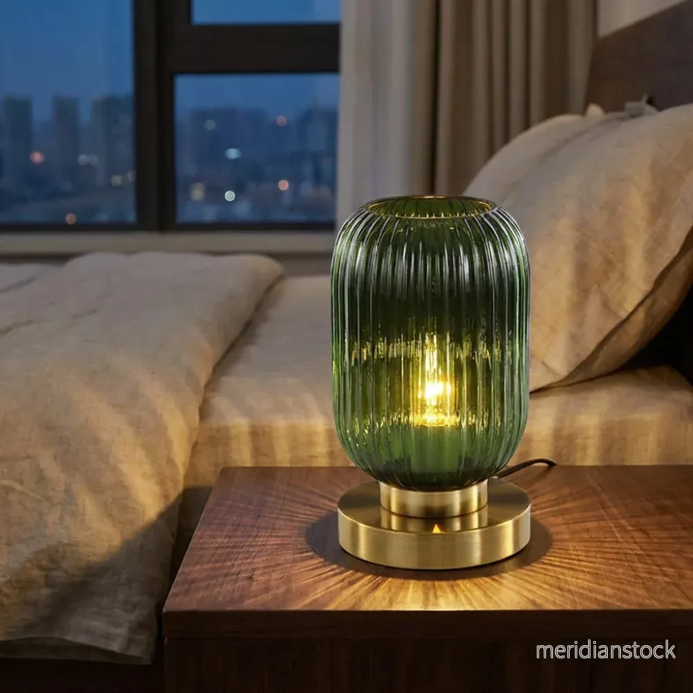 Bordslampa i räfflat glas – Glintora Bordslampa i räfflat glas – Glintora