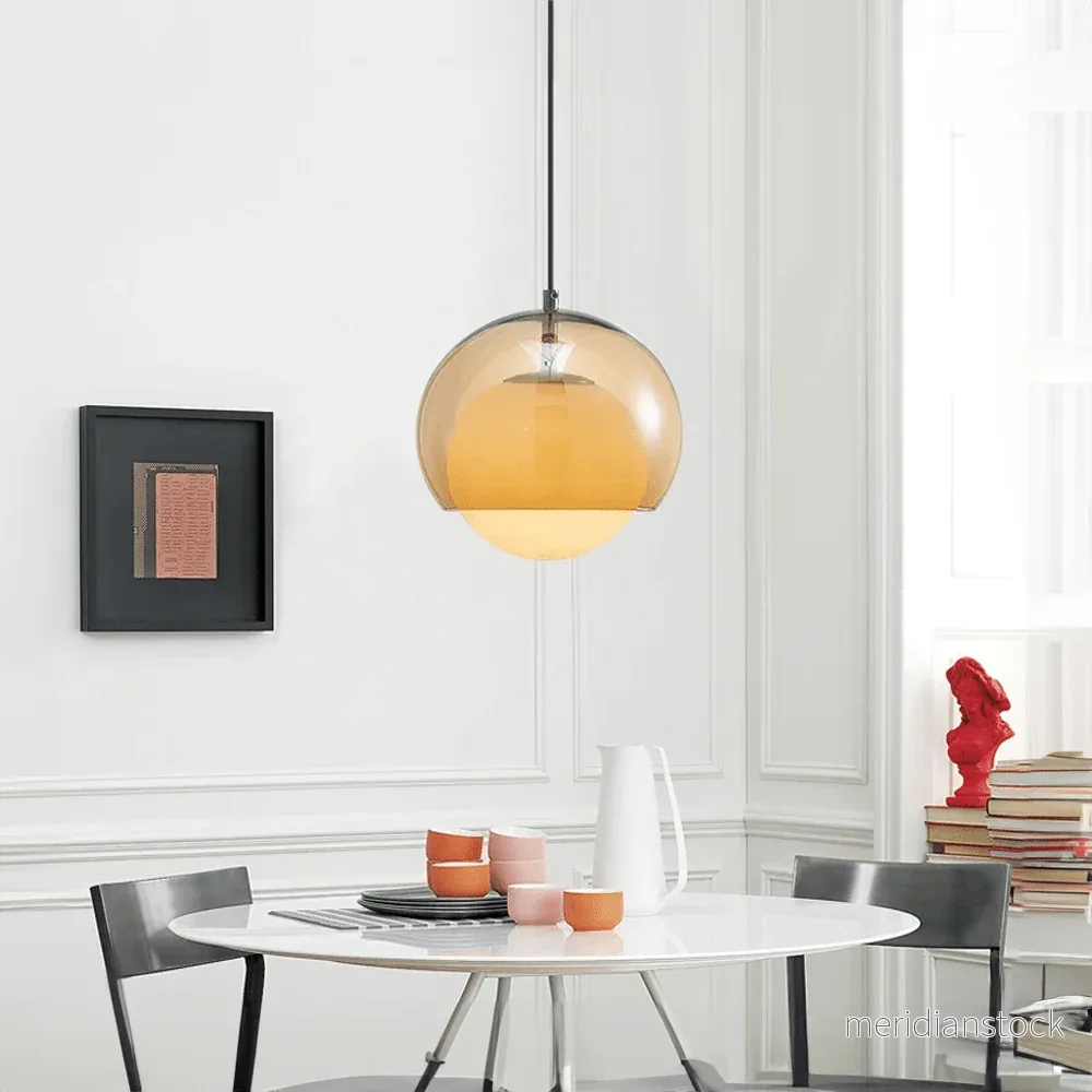 Pendellampa i glaskula – modern minimalistisk taklampa Pendellampa i glaskula – modern minimalistisk taklampa