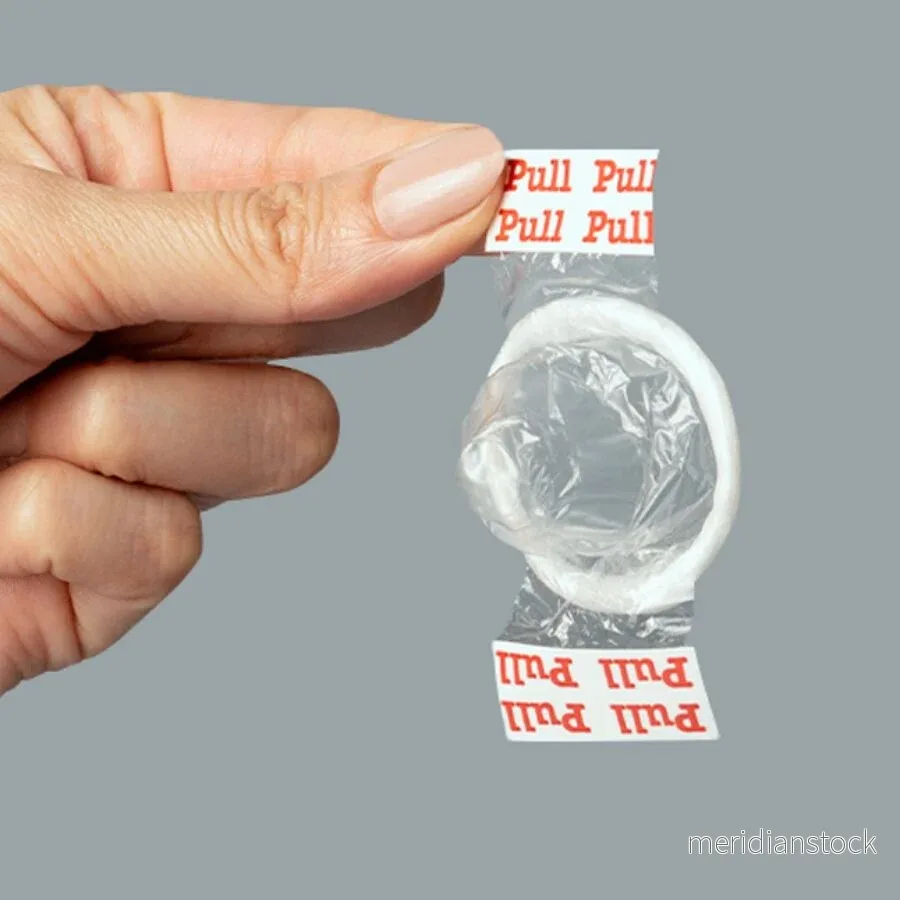 UNIQ - PULL LATEX FREE CONDOMS WITH STRIPS 3 UNITS - Bild 3