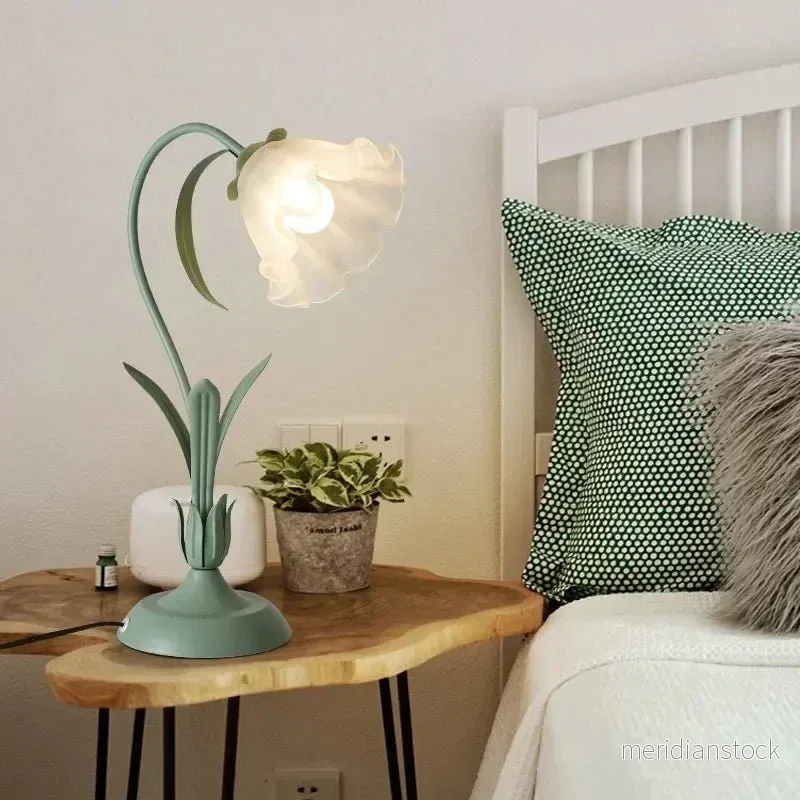 Sänglampa i fransk vintagestil – bordslampa med blomdesign - Bild 3