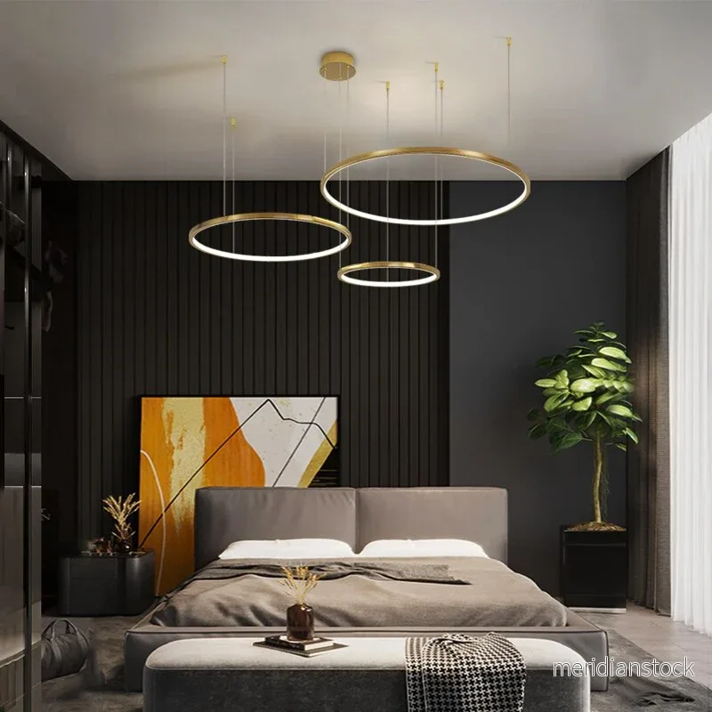 Ljuskrona Coterie LED – minimalistisk ringpendel i guld - Bild 2
