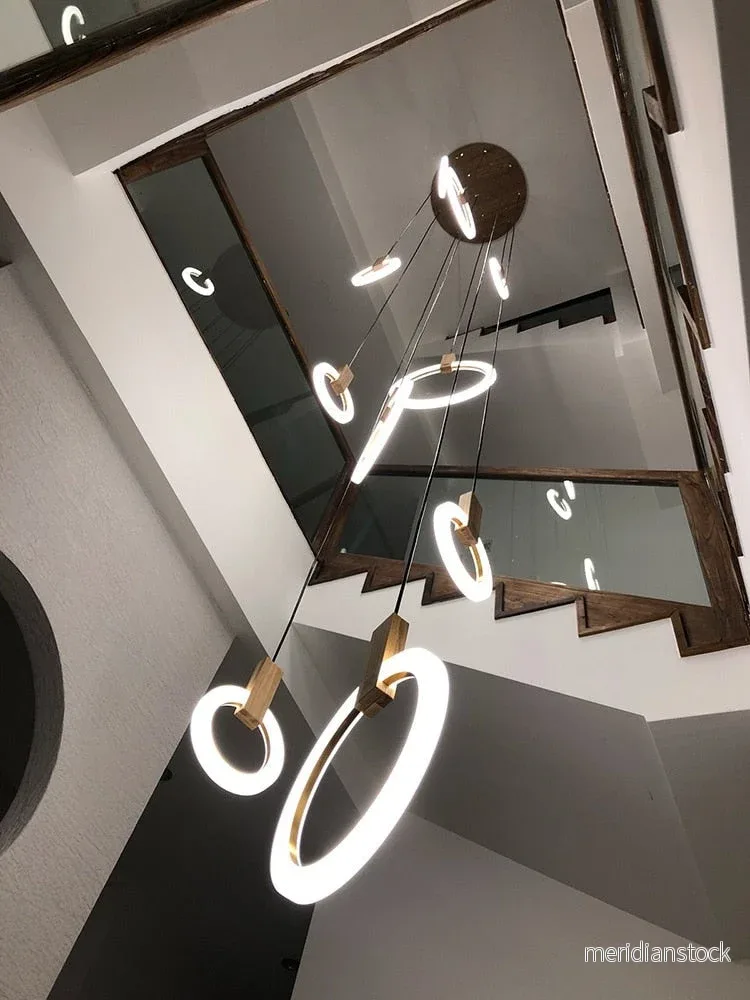 Ljuskrona Halo – modern LED-pendellampa i pilträ med varmt ljus för trapphus - Bild 3