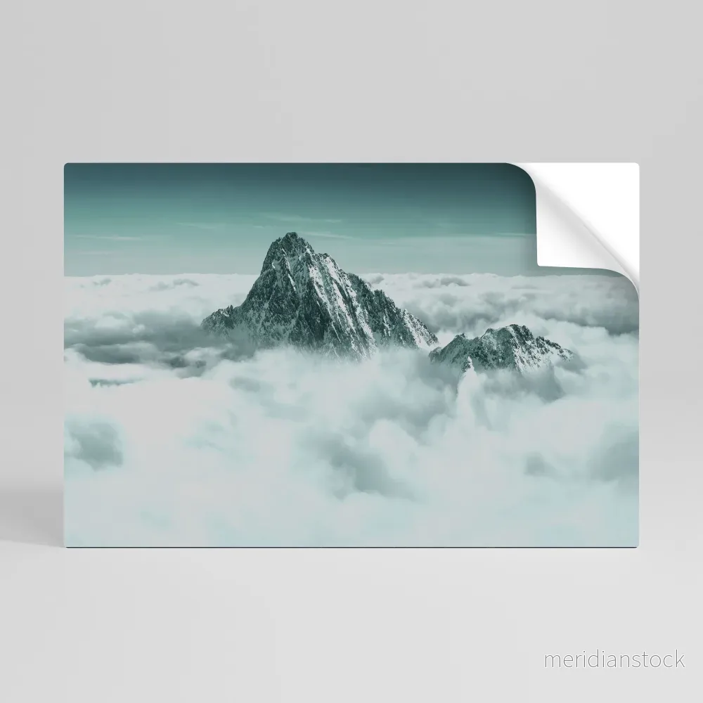 CLOUD-KISSED PEAK Självhäftande Horisontell Poster CLOUD-KISSED PEAK Självhäftande Horisontell Poster
