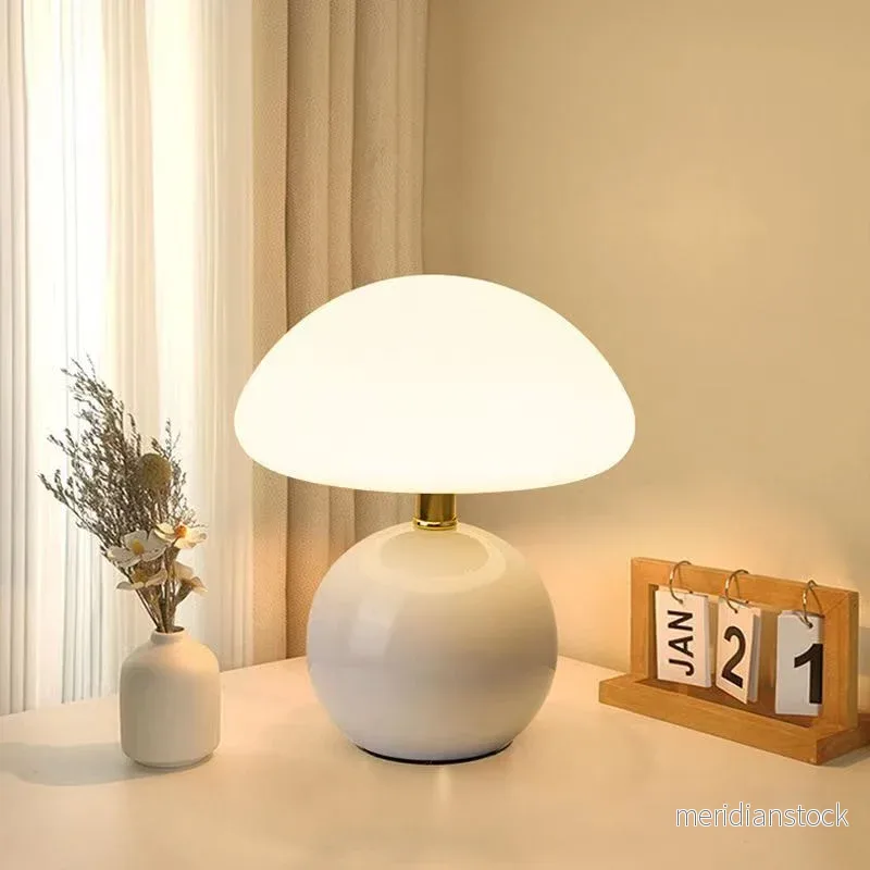 Bordslampa svamp – fransk sänglampa i créme, LED i 6 färger