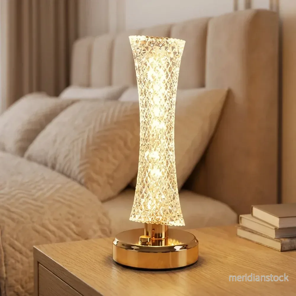 Bärbar bordslampa i kristallstil – Crystelle Bärbar bordslampa i kristallstil – Crystelle