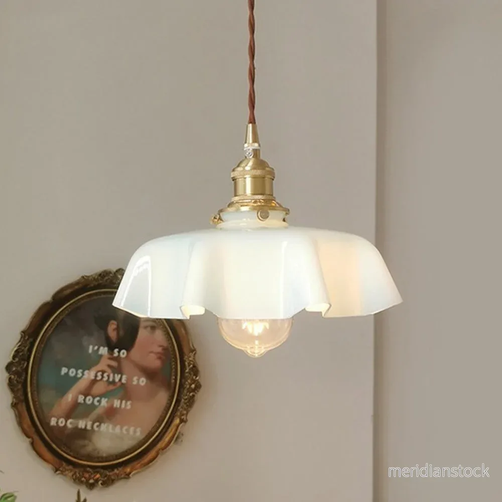 Pendellampa i glas – modern design med böljande kant Pendellampa i glas – modern design med böljande kant