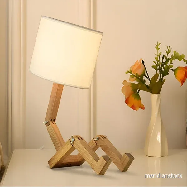 Flexibel robot skrivbordslampa i massivt trä – LumoBot Flexibel robot skrivbordslampa i massivt trä – LumoBot